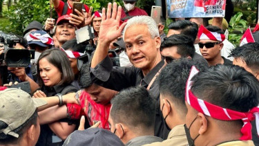 Ganjar Pranowo dan Mahfud MD Tiba di Tugu Proklamasi, Pakai Warna Baju Berbeda