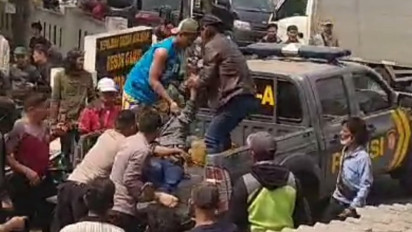 Bandar Obat Diamuk Massa Sebelum Diserahkan ke Polsek Cibatu Garut