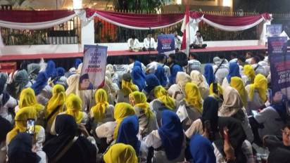 Ratusan Massa Geruduk Rumah Prabowo Subianto, Spanduk 'Ulama dan Santri Dukung Prabowo' Jadi Sorotan