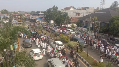 Ribuan Massa di Sumbawa Aksi Damai dan Penggalangan Dana Untuk Palestina