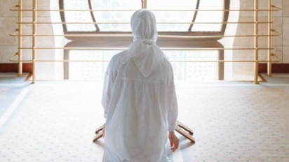 Ustaz Adi Hidayat Bagikan Doa yang Bisa Bebaskan Diri dari Lilitan Utang, Laki-laki Setelah Shalat Jumat, Kalau Perempuan Kapan?