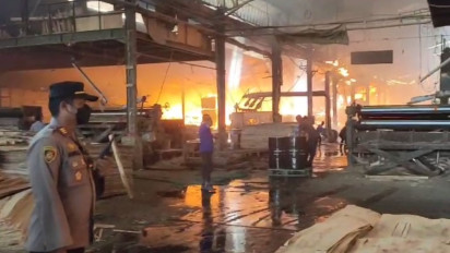 Kebakaran Hebat Melanda Pabrik Pengolahan Kayu Terbesar di Pasirian Lumajang
