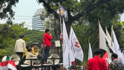 ‘Nakama’ One Piece Beri Rapor Merah untuk Pemerintahan Jokowi, Bendera Bajak Laut Mugiwara Dikibarkan saat Demo