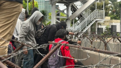 Coba Terobos Istana, Mahasiswa Robohkan Barikade Beton hingga Bakar Ban