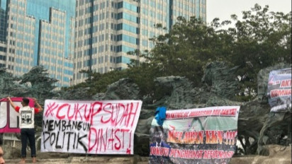 Protes Pemerintahan Jokowi, Patung Kuda Jadi Mading Spanduk Penolakan