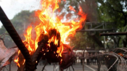 Jelang Malam Unjuk Rasa di Patung Kuda Makin Panas, Mahasiswa Lempari Polisi dengan Batu