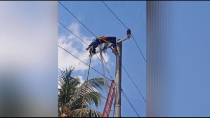 Petugas Mitra PLN Tersengat Listrik di Atas Tiang, Proses Evakuasi Berlangsung Dramatis