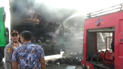 KMP Tranship 1 Terbakar di Pelabuhan Bakauheni Akibat Korsleting Motor Listrik di dalam Truk Ekspedisi