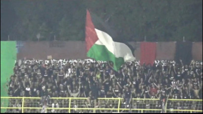 Pemain Dan Suporter PSM Makassar Bentangkan Bendera Palestina Saat Laga BRI Liga 1