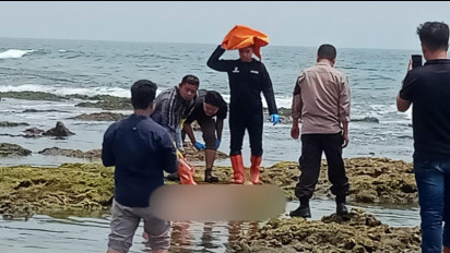 Geger, Penemuan Mayat Tanpa Busana Tersangkut di Karang Pantai Panjang