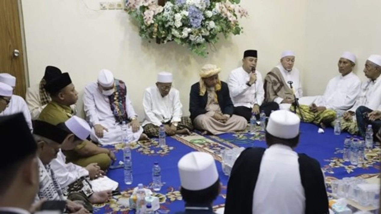 Ratusan Kiai dan Habib akan Hadiri Shalawat Bersama di Surabaya, Habib Muhsin hingga Habib Najib Dijadwalkan Hadir
            - galeri foto