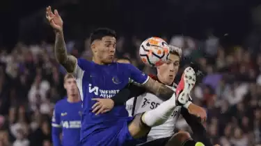 Pemain Chelsea, Enzo Fernandez berebut bola dengan pesepak bola Fulham Harry Wilson di Liga Inggris.