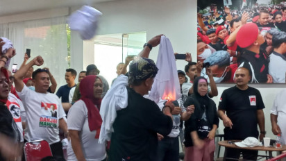 Projo DPD-DPC Jawa Barat Lempar hingga Bakar Baju Jokowi-Prabowo