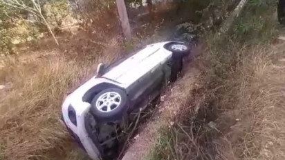 Diduga Sopir Mengantuk, Sebuah Mobil di Bangkalan Terguling ke Drainase Persawahan Warga