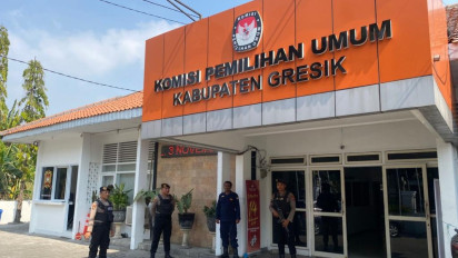 Jaga Keamanan Jelang Pilpres 2024, Polisi Bersenjata di Gresik Lakukan Patroli ke Kantor KPU dan Bawaslu
