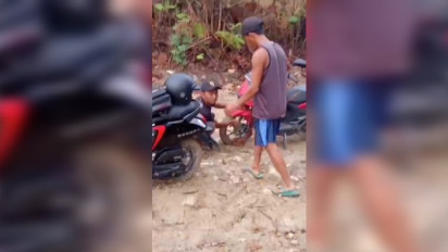 Viral, Video Anak Sekolah di Desa Ngelo, Bojonegoro, Bolos Sekolah, Akibat Jalan Berlumpur