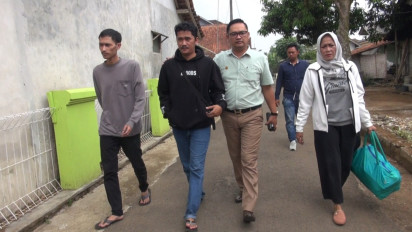 Mimin dan 2 Anaknya Arighi dan Abi Tersangka Kasus Pembunuhan Ibu dan Anak Subang Jalani Wajib Lapor Ke Polda Jabar