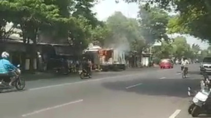 Truk Boks Sarat Muatan di Ponorogo Terbakar