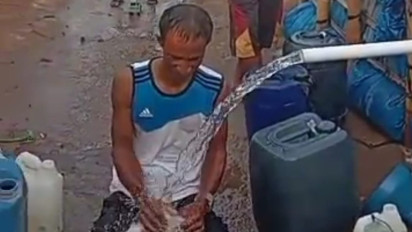 Krisis Air Bersih Puluhan Tahun, Warga Kaki Gunung Rokatenda Histeris Sumur Bor Keluarkan Air Bersih