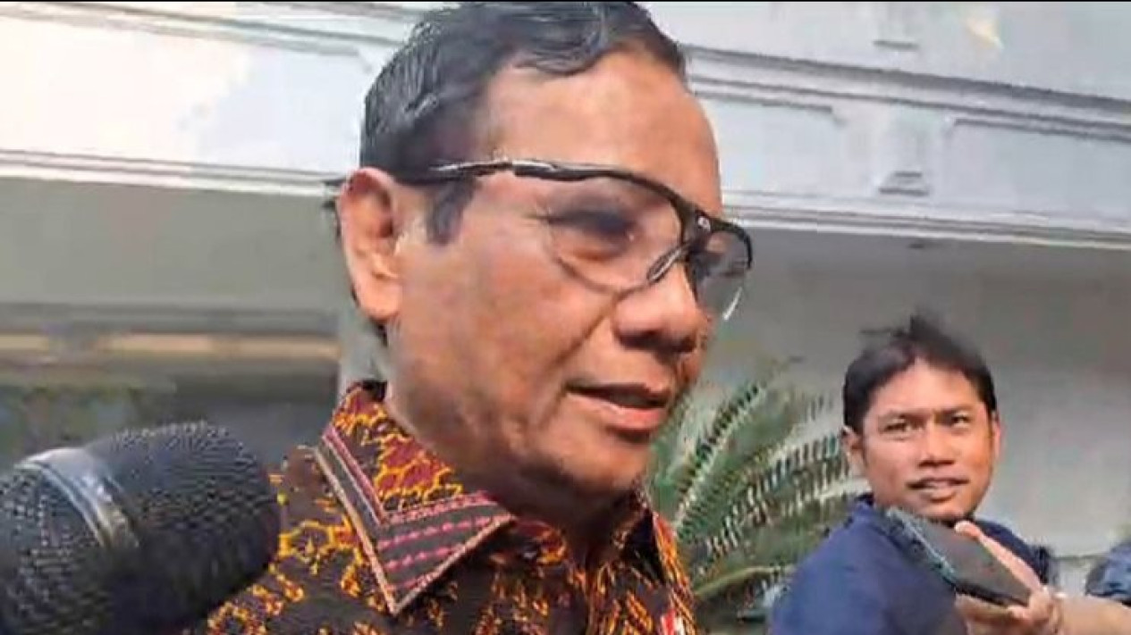 Isu Reshuffle Menguat, Yusril Masuk Kabinet?
            - galeri foto