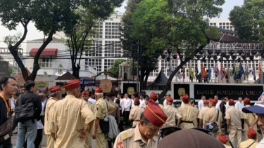 Pendukung Prabowo-Gibran Mulai Padati Depan Kantor KPU RI, Banyak yang Pakai Seragam Veteran TNI