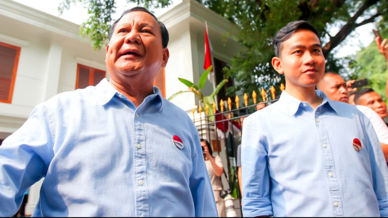 Perdana Muncul Bersama Prabowo-Gibran Kompak Gunakan Kemeja Biru Muda, Ini Kata Effendy Gazali Makna Warna Pakaian Keduanya
            - galeri foto