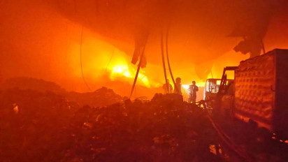 Kebakaran Hebat Musnahkan Gudang Kayu di Komplek Pergudangan Osowilangun Surabaya