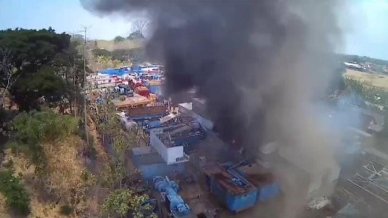 8 Kontainer dan 1 Unit Mobil Hangus Terbakar di Bojonegoro
            - galeri foto