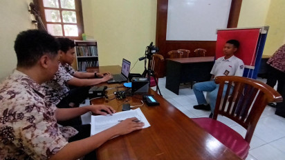 11 Ribu Pemilih Pemula Belum Rekam E-KTP, Disdukcapil Bersama KPU Pati Blusukan ke Sekolah Lakukan Perekaman