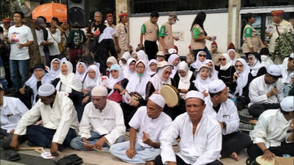 Pendaftaran Prabowo-Gibran ke KPU, Massa Kompak Lantunkan Salawat
