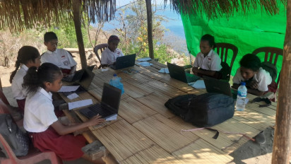 Sinyal Bukit Jodoh Pulau palue jadi tempat Siswa SD ujian ANBK