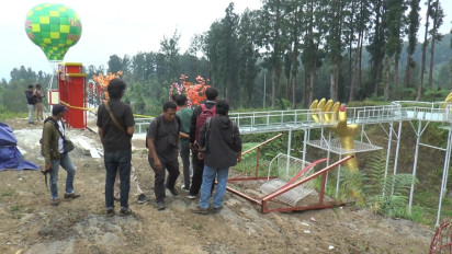 Jembatan Kaca Wisata Hutan Limpakuwus Banyumas Pecah, Satu Wisatawan Tewas