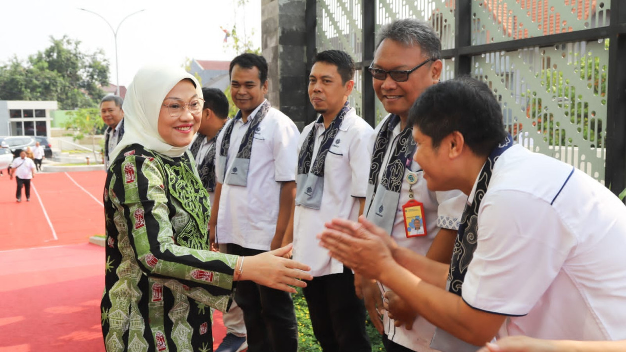 Menaker Resmikan Gedung Workshop Pelatihan Pariwisata di Surakarta 
            - galeri foto