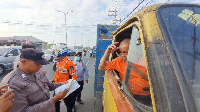Langgar Jam Operasional di Raya Cerme, Puluhan Truk Terjaring Razia Operasi Gabungan