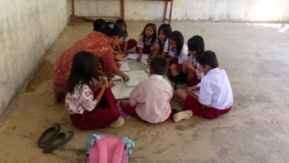 Disuruh Bersabar, Dinas Pendidikan Berjanji Akan Distribusikan Meja dan Kursi di SD Bulo