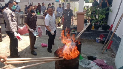 Kejari Sumbawa Musnahkan Barang Bukti Kasus Pidum, Narkotika Masih Menjadi Dominasi