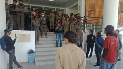 Gegara Aturan Sakit Dulu Baru Bisa Urus BPJS, Puluhan Mahasiswa Geruduk Kantor Bupati