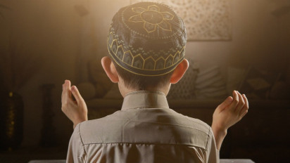 Doa Hari Jumat yang Bisa Bikin Utang Rontok, Ustaz Adi Hidayat: InsyaAllah Akan Diberikan Rezeki yang Terbaik