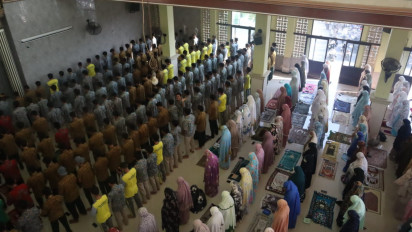 Turut Berduka, Ratusan Siswa SMA di Gresik Gelar Doa Bersama untuk Ribuan Korban di Gaza Palestina