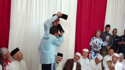 Begini Cerita Rizki Santri Ponpes Al Falak yang Bertukar Peci dengan Anies Baswedan