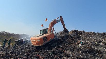 Luas Kebakaran Lahan TPA Suwung Berkurang, Pemadaman Dilakukan dengan Ekskavator