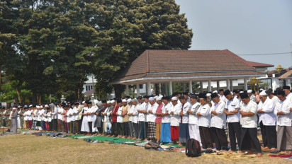 Ribuan Warga Lumajang Gelar Salat Istisqo, Minta Hujan Usai Dilanda Kemarau Panjang 