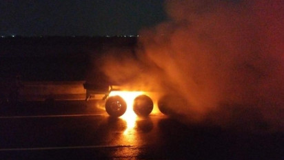 Truk Gas SNG Terbakar Hebat di Tol KLBM Gresik, Muncul Percikan Api Saat Sopir Injak Rem