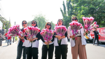 Ganjar Ulang Tahun, Relawan Bagikan 65 Ambulans dan 1.000 Bunga Mawar