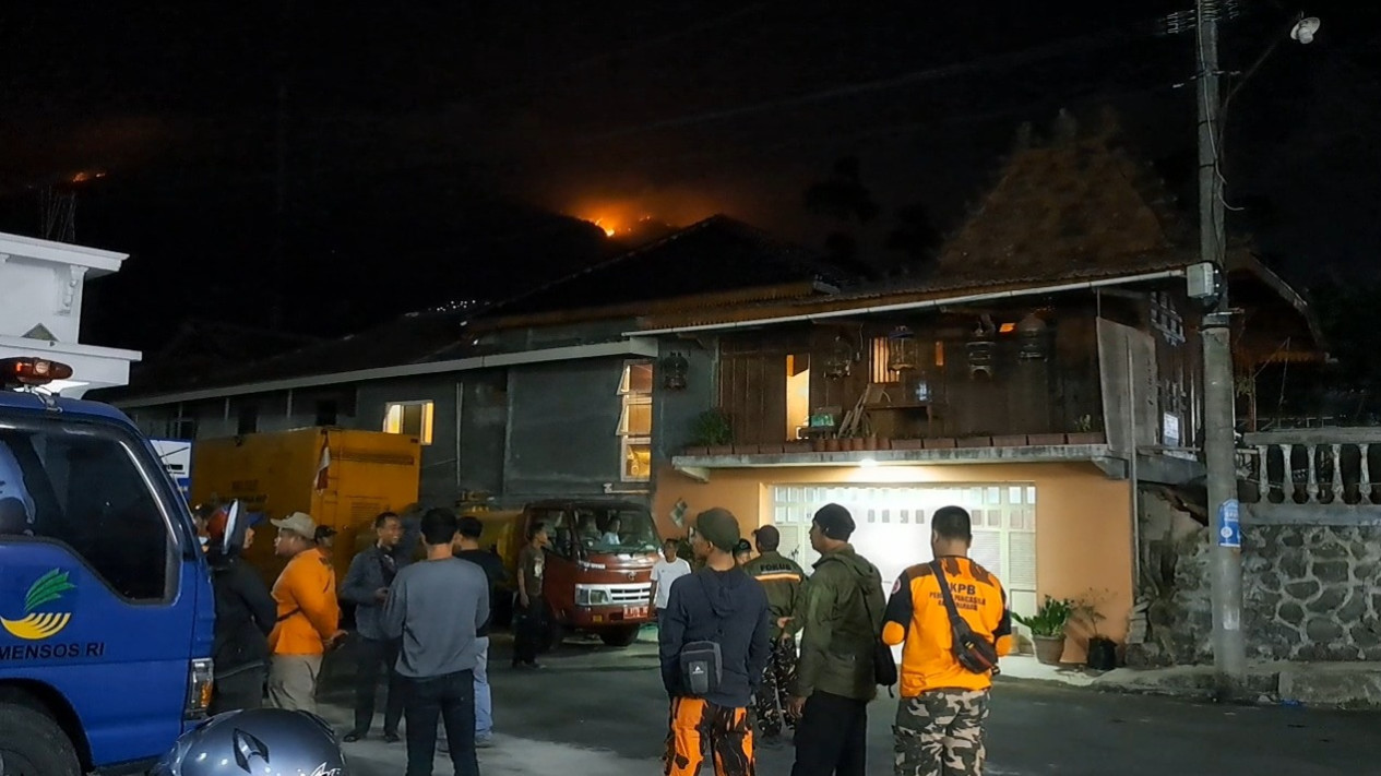 Kebakaran Gunung Merbabu Terus Meluas Capai 400 Hektar, Warga Dievakuasi dan Mengungsi Sementara Waktu
            - galeri foto