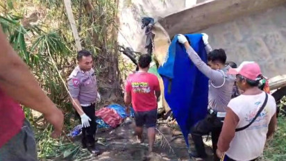 Dump Truck Tabrak Pembatas Jembatan di Bojonegoro, Sopir Alami Luka Parah