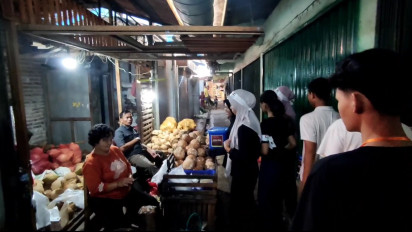 Puluhan Pemuda di Pati Blusukan ke Pasar Tradisional, Galang Dana untuk Palestina