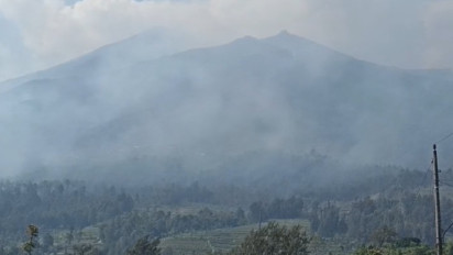 Kebakaran Merbabu, Petugas Upayakan Pemadaman dengan Water Bombing