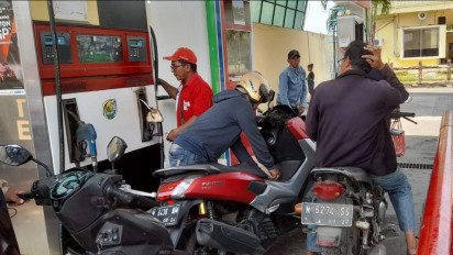 Aduh! Motor Bertangki Modif Bebas Borong BBM Subsidi di SPBU Kraksaan Probolinggo