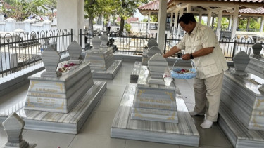 Prabowo Pulang Kampung ke Banyumas, Ziarah Makam Eyang Kakung dan Eyang Putri